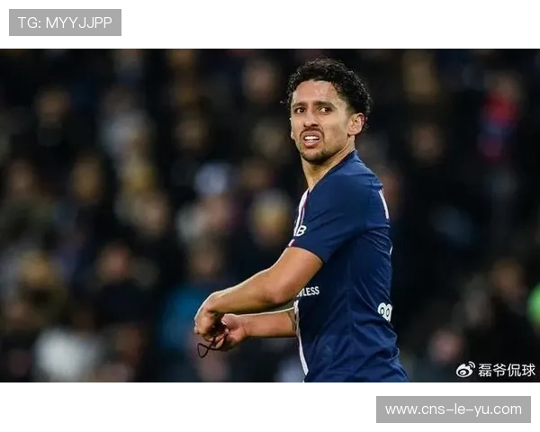 马尔基尼奥斯与对手头碰头倒地，队医上场治疗比赛中断