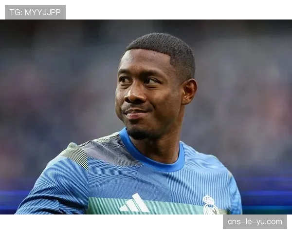 暖心一幕：球童不慎滑倒，皇马球员阿拉巴上前搀扶